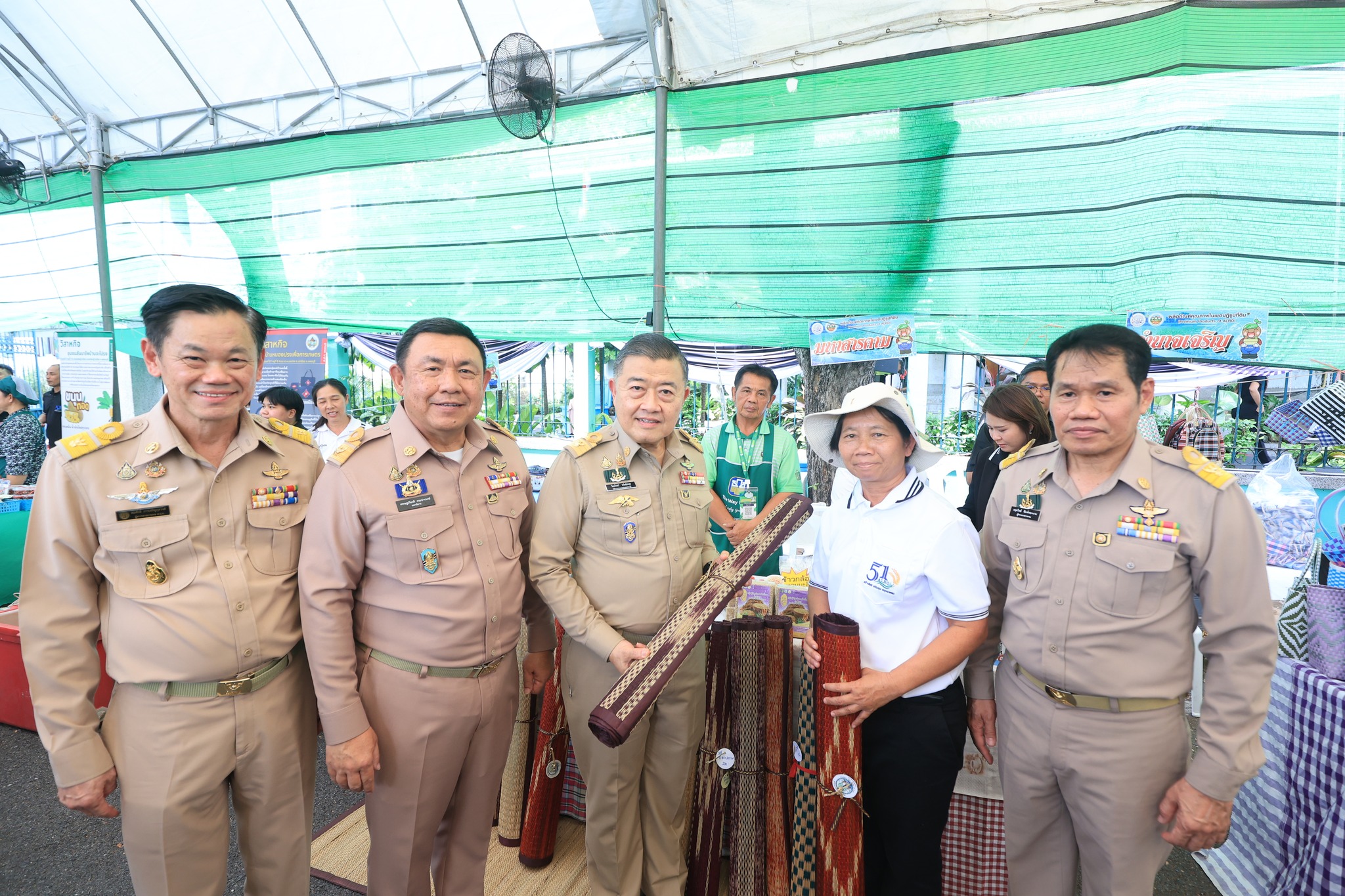 title - ปลัดกระทรวงเกษตรฯ และผู้บริหาร ส.ป.ก. เยี่ยมชมร้านค้า ในงานวันคล้ายวันสถาปนา ส.ป.ก. ครบรอบ 51 ปี